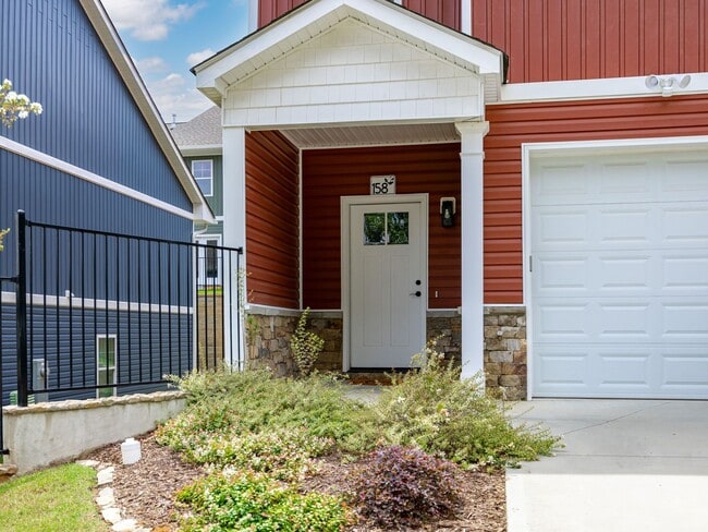 Photo - 3 Bed, 2.5 Bath - Oakwood