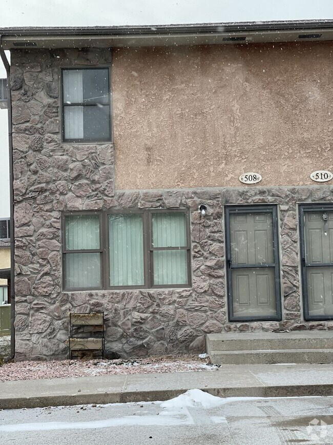 Building Photo - Two bedroom, one and half bathroom, modern... Rental