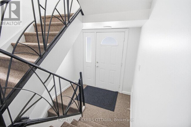 Photo - 896 Pinewood Crescent Unit 1