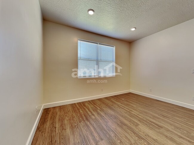 Photo - 1233 Wagon Way