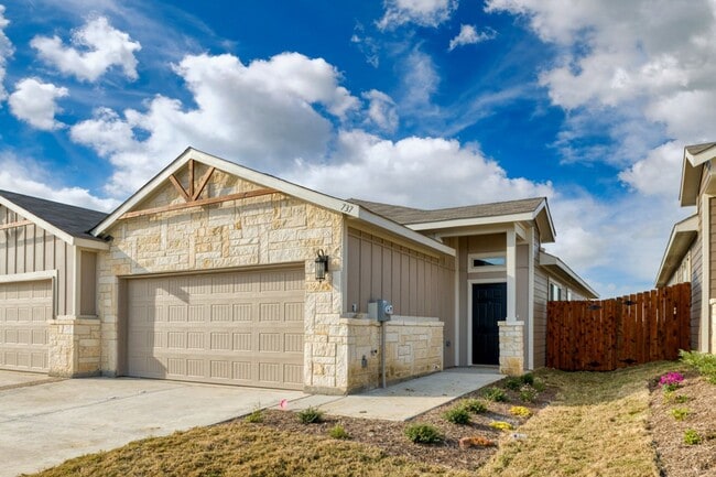 Building Photo - AVAILABLE NOW! GORGEOUS 3 BEDROOM DUPLEX LOCATED IN MIDLOTHIAN ISD!