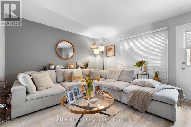 Photo - 166 Southdale Rd W