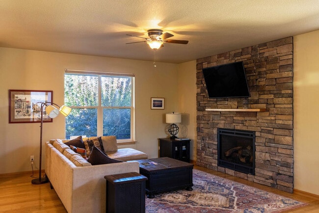 Building Photo - 1021 Redtail Loop Rental
