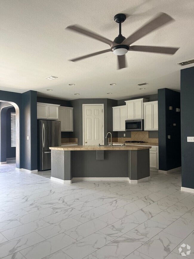 Building Photo - Beautiful home with spacious yard