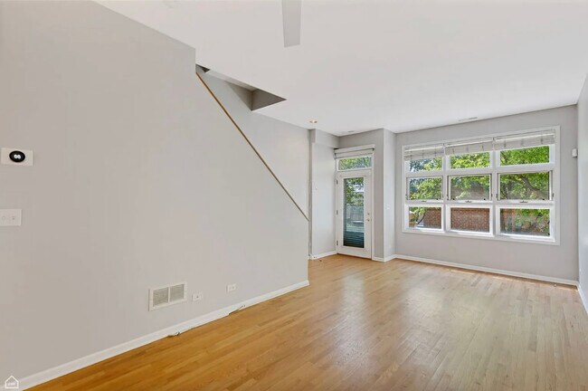 Photo - 855 W Erie St Unit 119