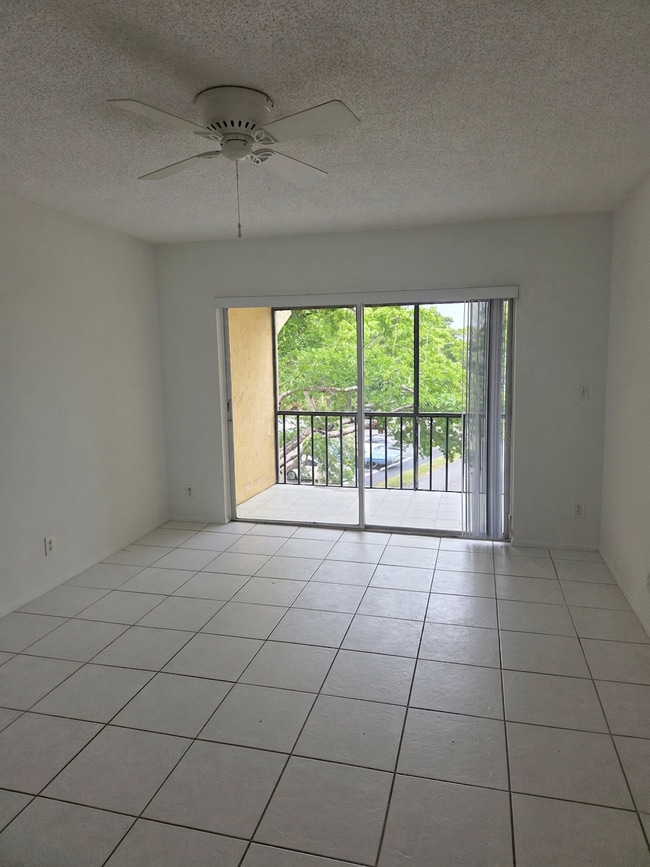 Building Photo - 450 NW 20th St Unit 301