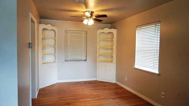 Photo - 4 BED 2 BATH 1 CAR GARAGE PLUS CARPORT IN STEVE PENNINGTON ADDITION