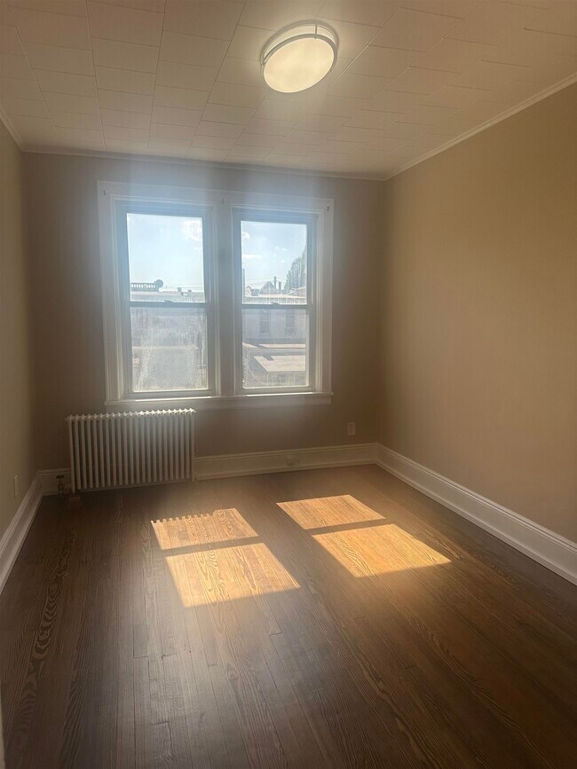 Photo - 34 W 13th St