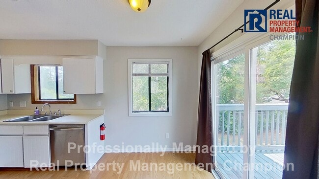 Photo - 1253 Wellington Ave Unit J
