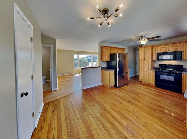 Photo - 7641 S Oconto Ave