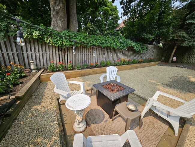 Building Photo - 8 Randall St Unit 2