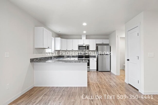 Building Photo - 215 W 1st St Unit 4