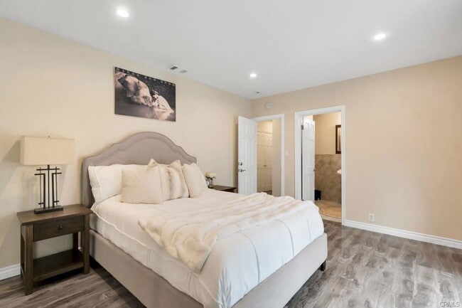 Photo - 19419 Oxnard St