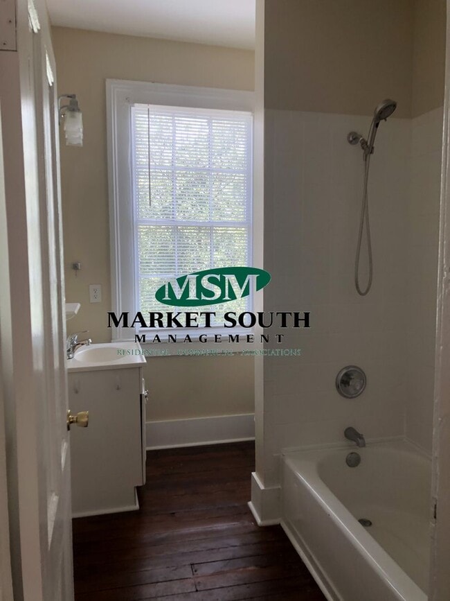 Building Photo - *REDUCED!!* Beautifully Renovated Victoria... Rental