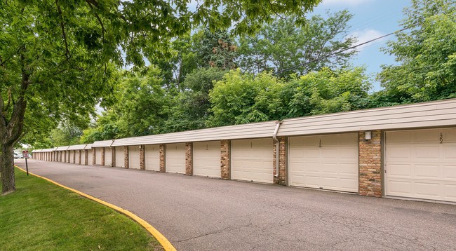 Photo - Royal Oaks Apartments