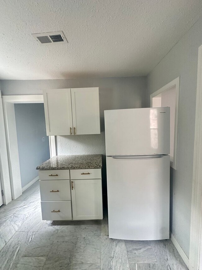 Photo - 410 Glover Ave