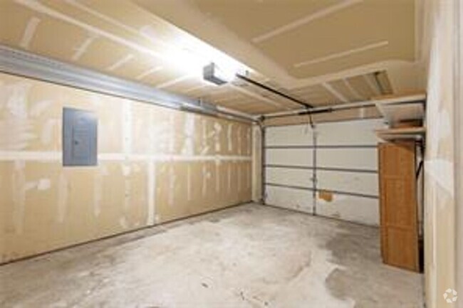 Building Photo - Centrally Located - 3 Bed 2 Bath Rental