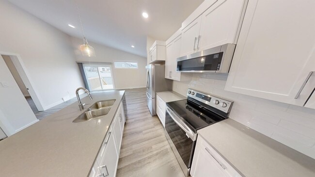 Photo - 13401-13105 105 St