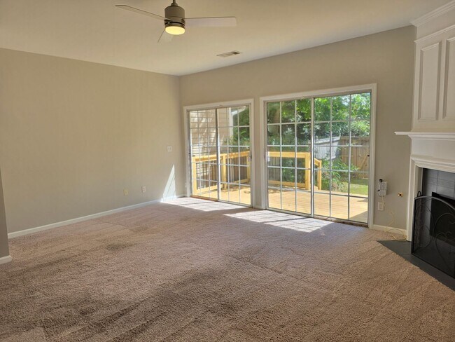 Photo - Beautiful 2 bed 2.5 bath Townhome located ...