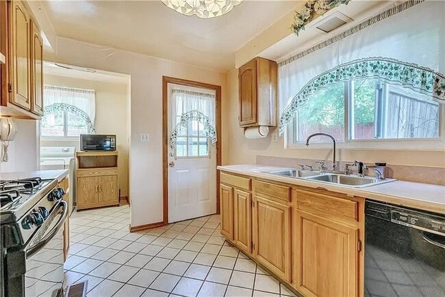 Photo - Large 3 Bed, 1 Bath - Central Air, Washer/Dryer