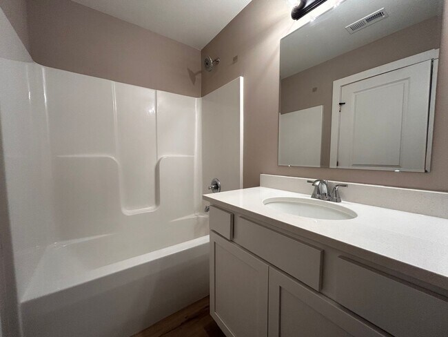 Photo - 1611-1613Dugan Unit 1611