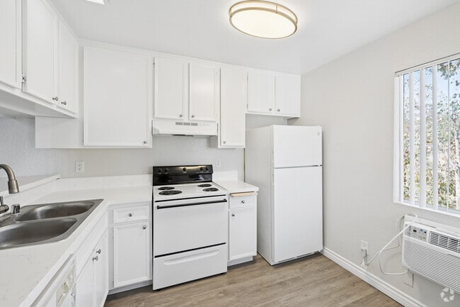 1BR, 1BA - 650SF - Kitchen