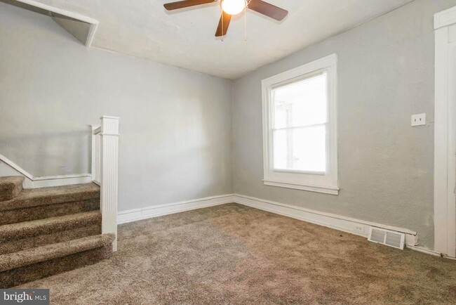 Building Photo - 5833 Windsor Ave Rental