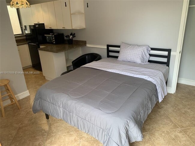 Building Photo - 2021 SW 38th Ave Unit A