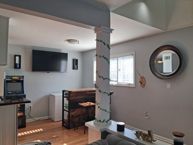 Photo - 423 W 8th St Unidad 73