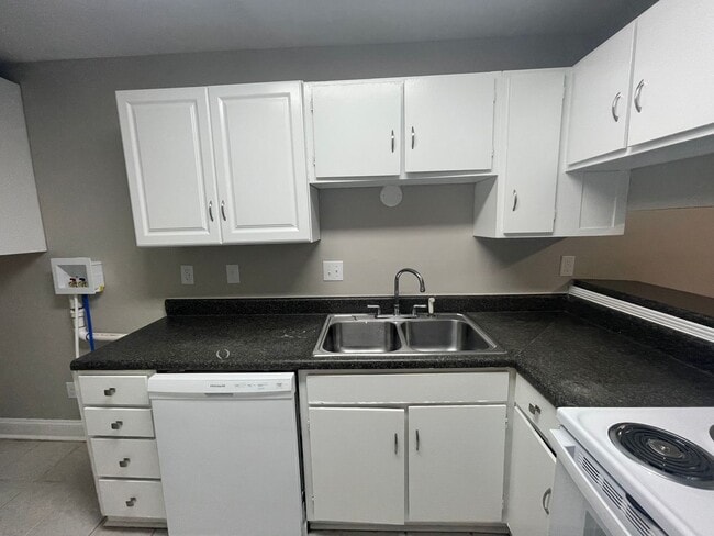 Photo - Welcome to this charming 1-bedroom, 1-bathroom Apartment, located in the vibrant city of Charlott...