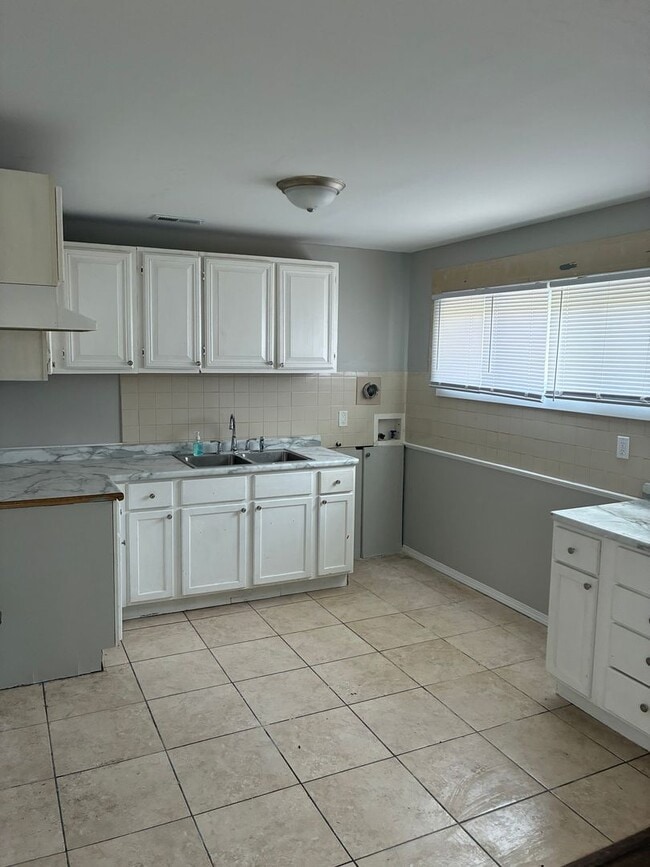 Photo - 3 Bedroom Home with Fenced Backyard