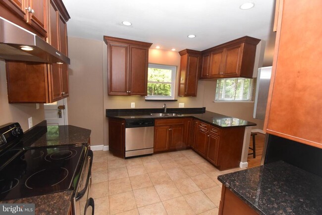 Photo - 6627 32nd St N