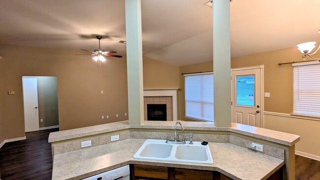 Cocina y sala de estar - 1718 Wood Creek Dr