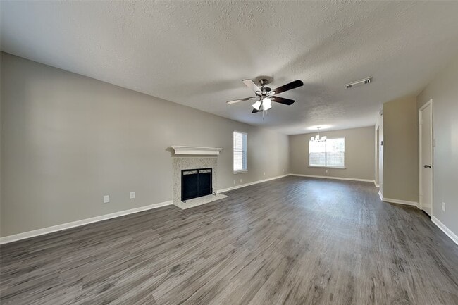 Building Photo - 2211 Pincher Creek Dr Rental