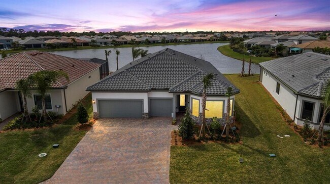 818 SE Courances Dr