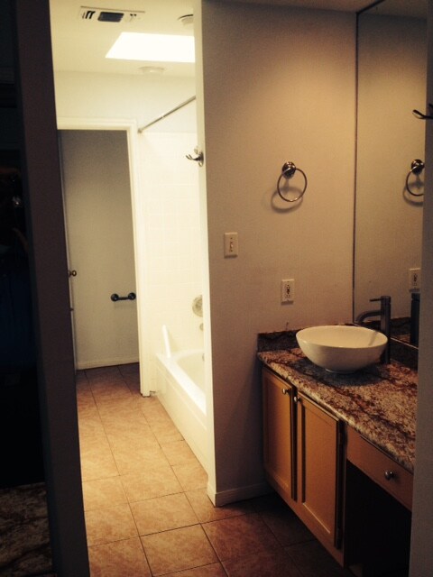 Cerámicos y de granito en los baños - 2222 Hopkins St