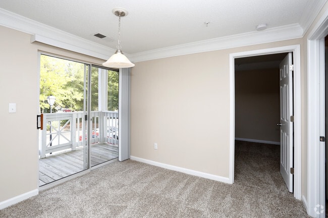 1HAB, 1BA - 823 ft² Bethel - Comedor