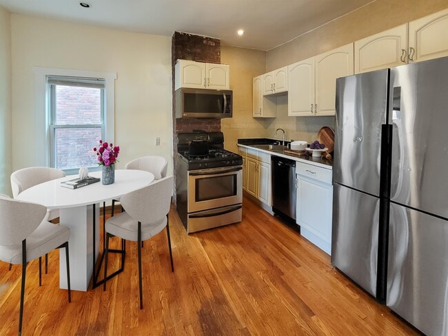 Building Photo - 2 St Mark St Unit 3