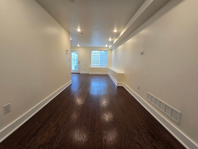 Modern Bright bi level 2 bed 2 bath apartm... - Modern Bright bi level 2 bed 2 bath apartm... House
