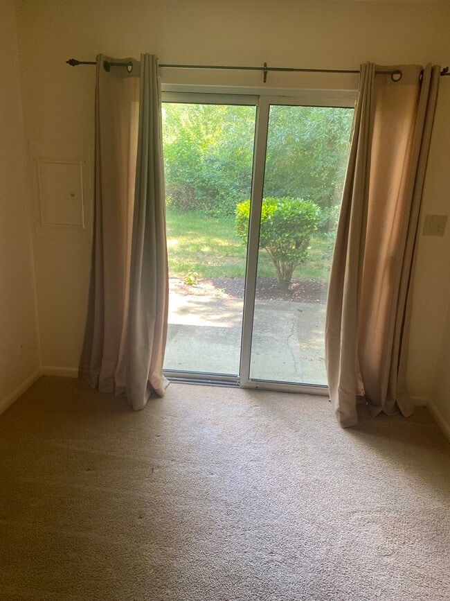 Living room/2 sliding glass doors/patio - 3880 Staffordshire Ln