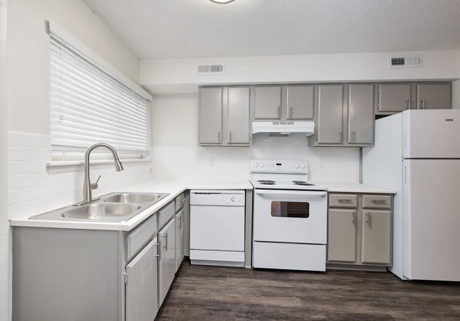 Building Photo - Pinegrove Rental