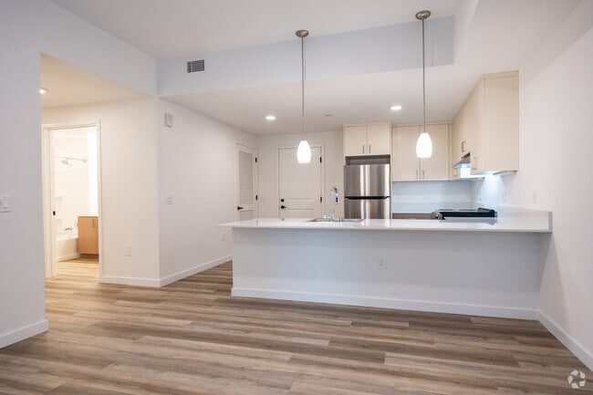 1BR, 1BA - 780SF - Dining Room