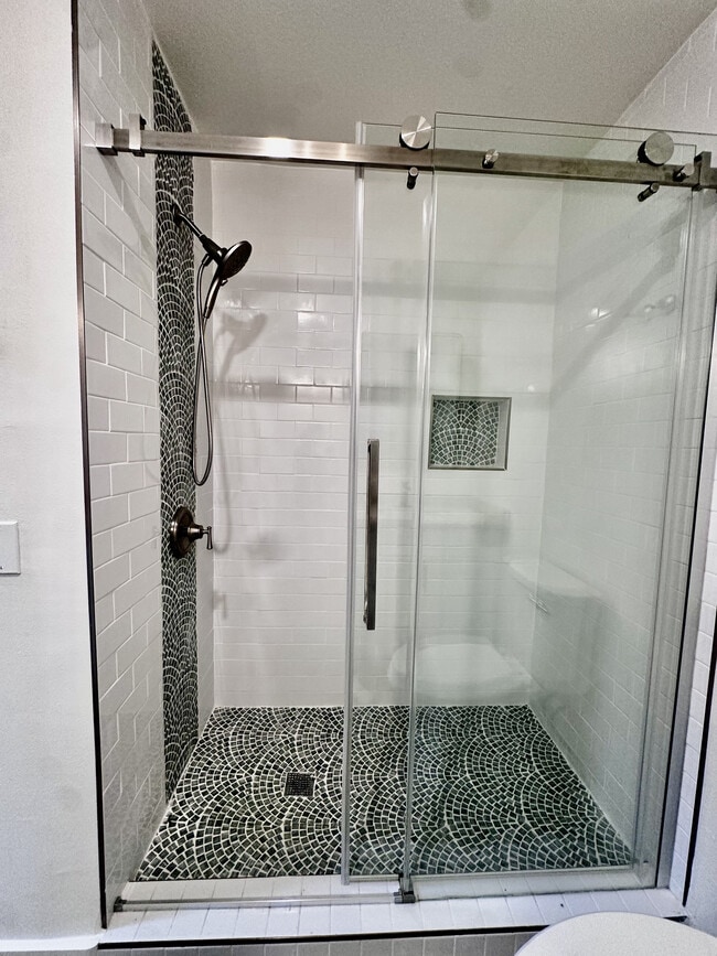 2BR, 1BA Full Renovated Shower - Shepard Place Apartments