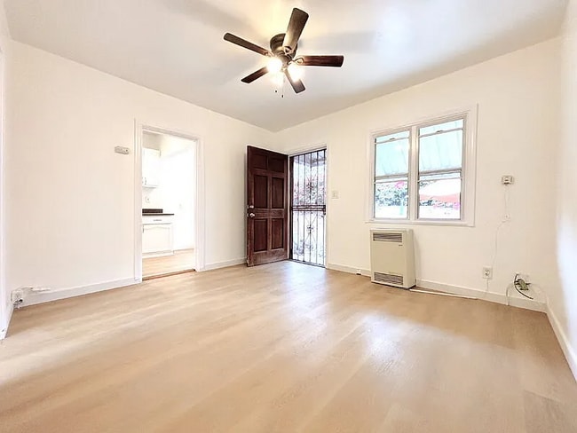 Photo - 727 E 81st St