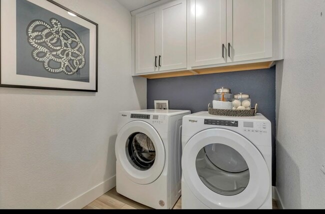 Photo - 1751 Eiffel St