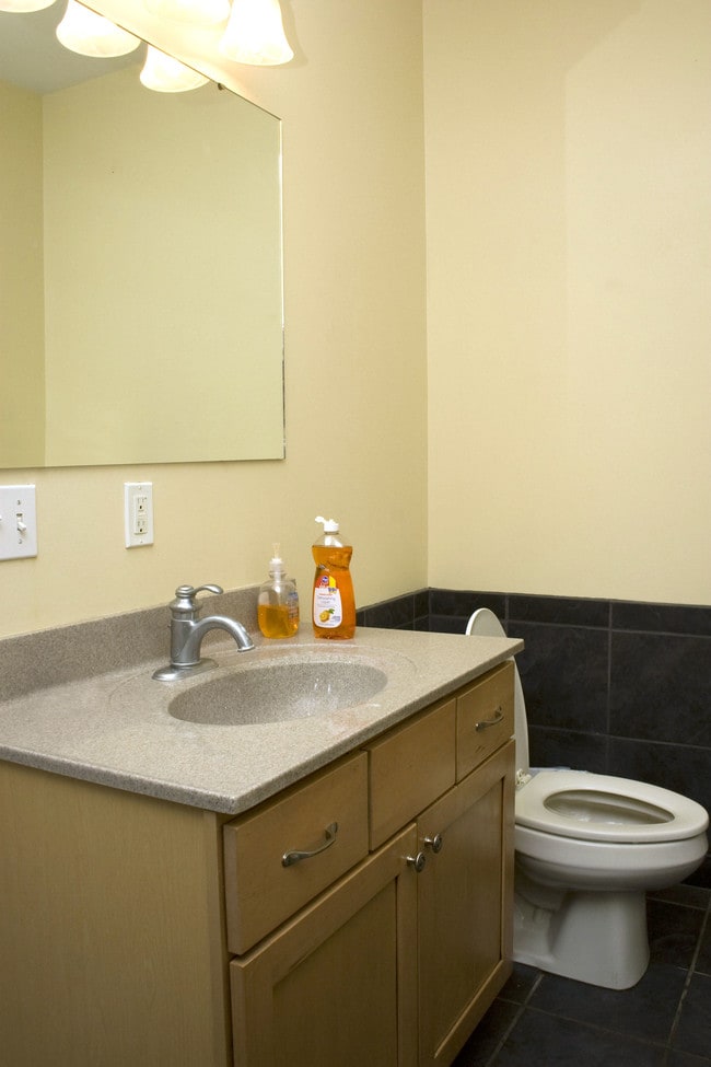 Bathroom 2 - 18 W State St Unit 18 1/2