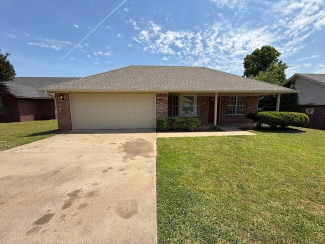 Building Photo - 3 Bed 2 Bath House With 2 Car Garage.