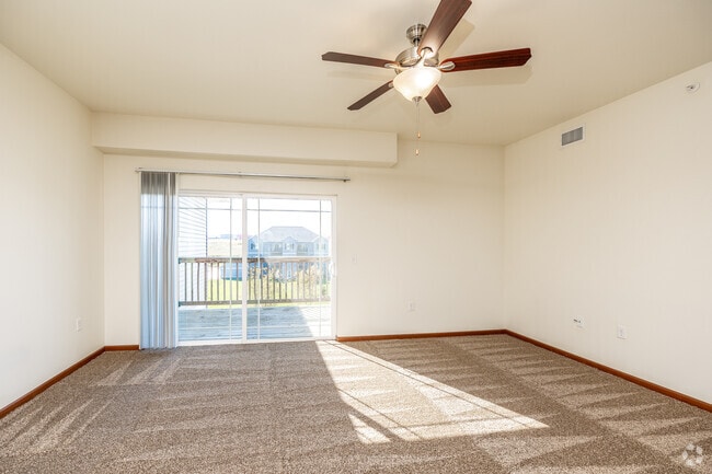 2BR, 1BA - 949 SF