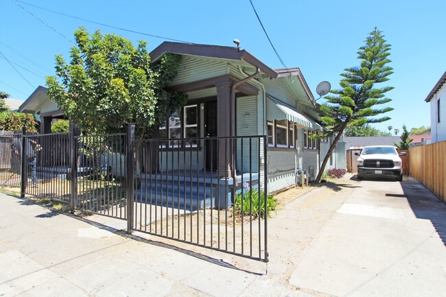 Building Photo - 1920-1920 Crosby Ave Unit 1918 Crosby Ave