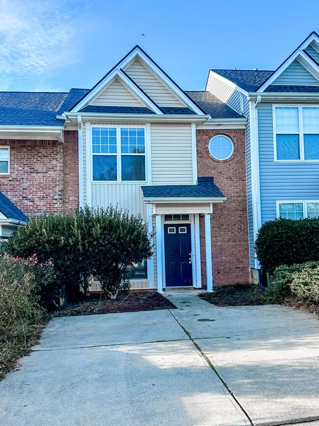 Building Photo - Spacious townhome in downtown Dawsonville